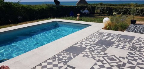 Réalisation d'une terrasse et plages de piscine en dalles de grès cérame à Piriac sur Mer - BERTIAU PAYSAGE