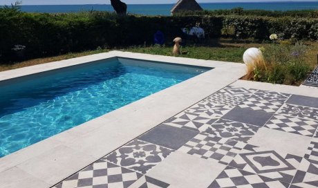 Réalisation d'une terrasse et plages de piscine en dalles de grès cérame à Piriac sur Mer - BERTIAU PAYSAGE