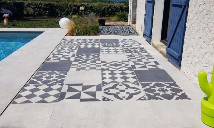 Réalisation d'une terrasse et plages de piscine en dalles de grès cérame à Piriac sur Mer - BERTIAU PAYSAGE