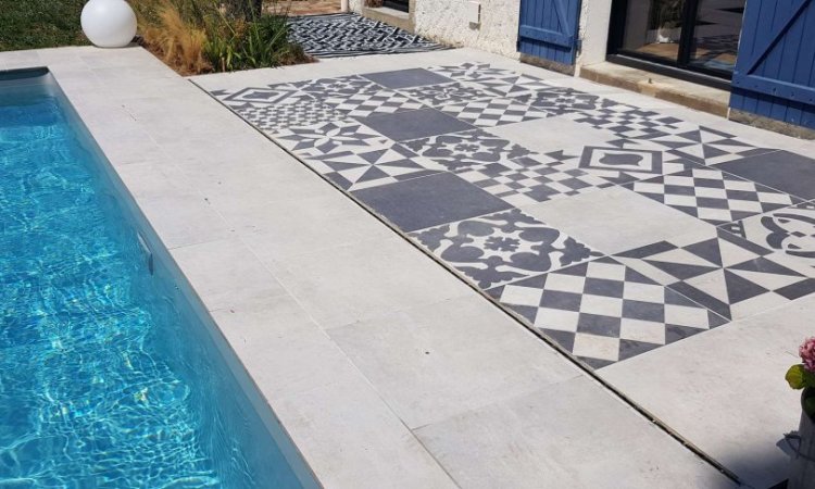 Réalisation d'une terrasse et plages de piscine en dalles de grès cérame à Piriac sur Mer - BERTIAU PAYSAGE